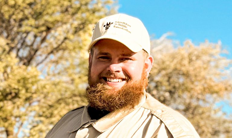 Maximilian Henrichs, Mitglied der Namibian Wildlife Foundation e.V., lächelt in die Kamera – sein Engagement für Umwelt und Artenvielfalt ist ein zentraler Pfeiler der Organisation.
