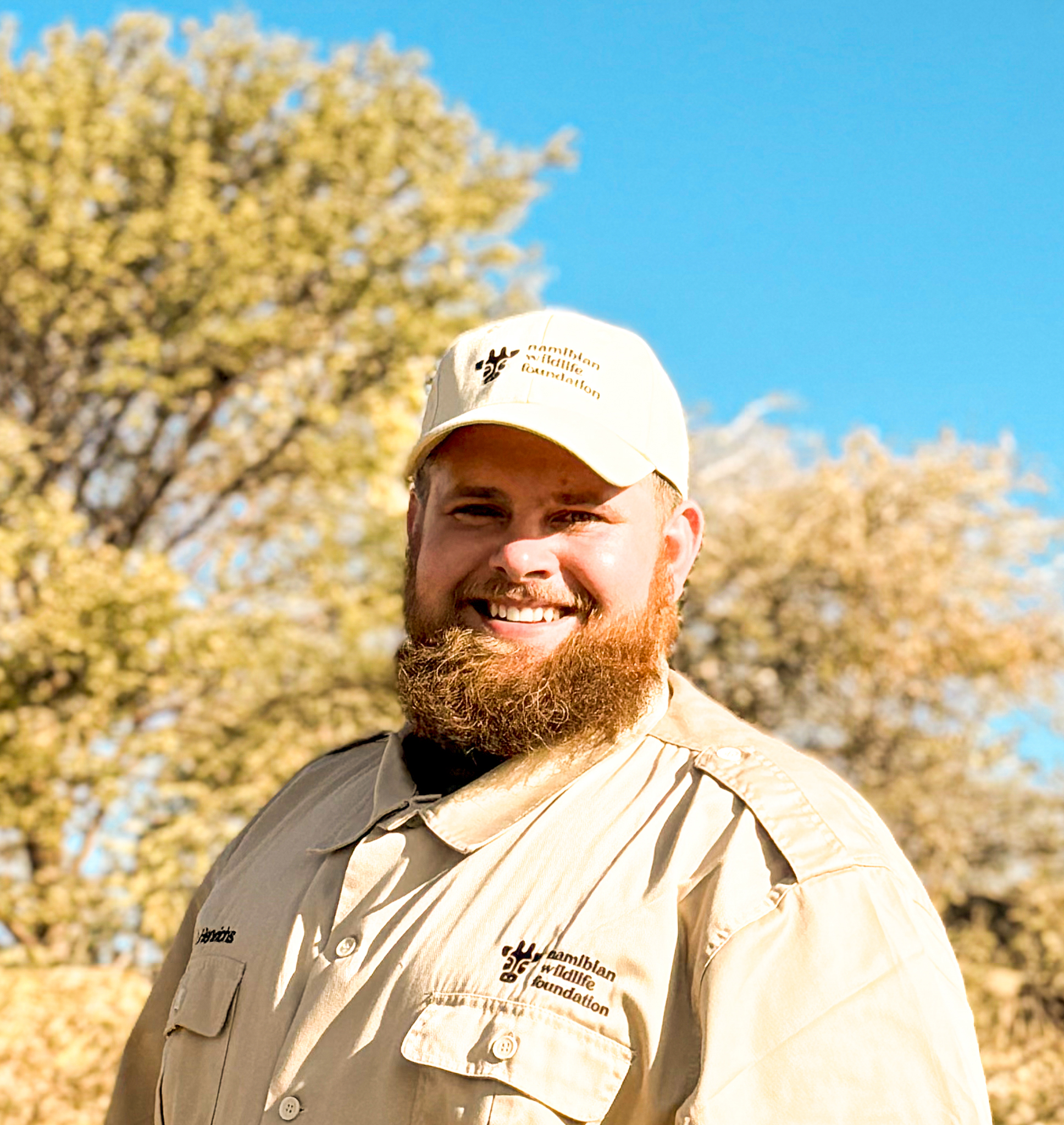 Maximilian Henrichs, Mitglied der Namibian Wildlife Foundation e.V., lächelt in die Kamera – sein Engagement für Umwelt und Artenvielfalt ist ein zentraler Pfeiler der Organisation.