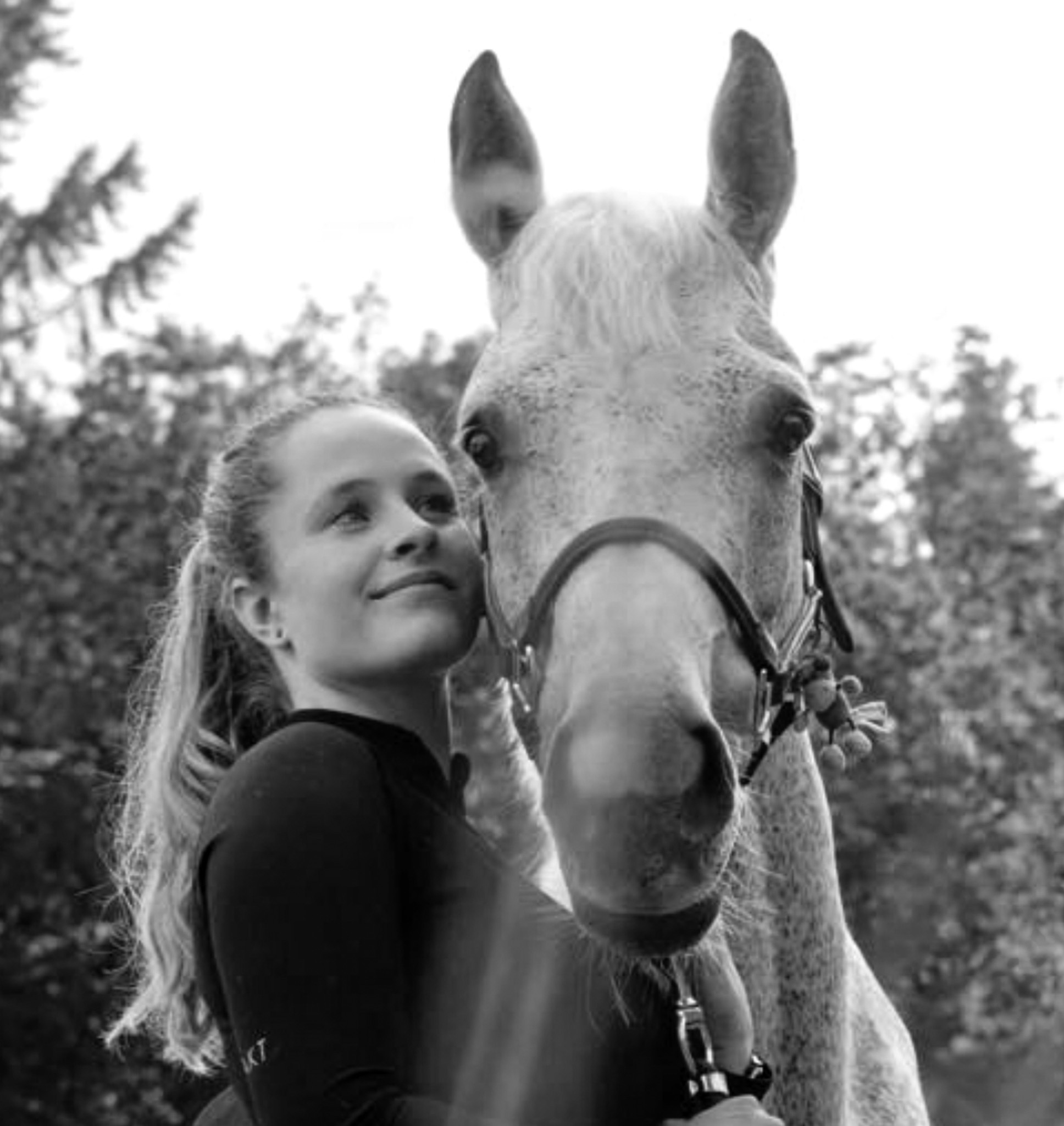Marie Henrichs mit ihrem Pferd – Teammitglied der Namibian Wildlife Foundation