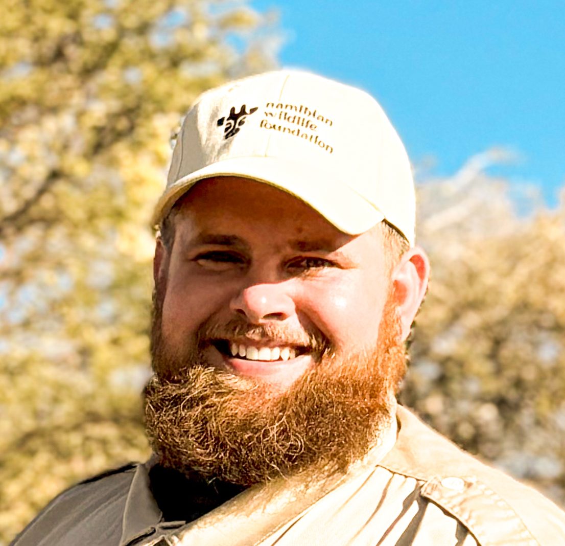 Maximilian Henrichs, Mitglied der Namibian Wildlife Foundation e.V., lächelt in die Kamera – sein Engagement für Umwelt und Artenvielfalt ist ein zentraler Pfeiler der Organisation.