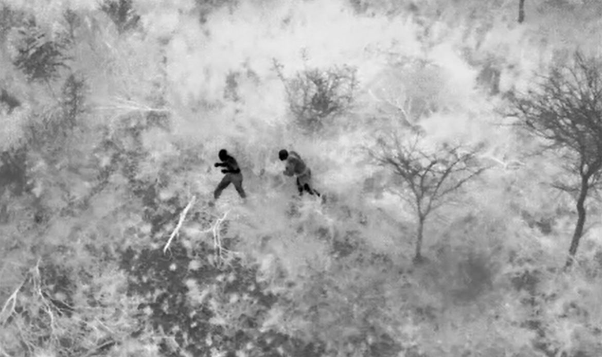 Wärmebildaufnahme einer Drohne während eines Anti-Poaching-Einsatzes bei Otavi in Namibia