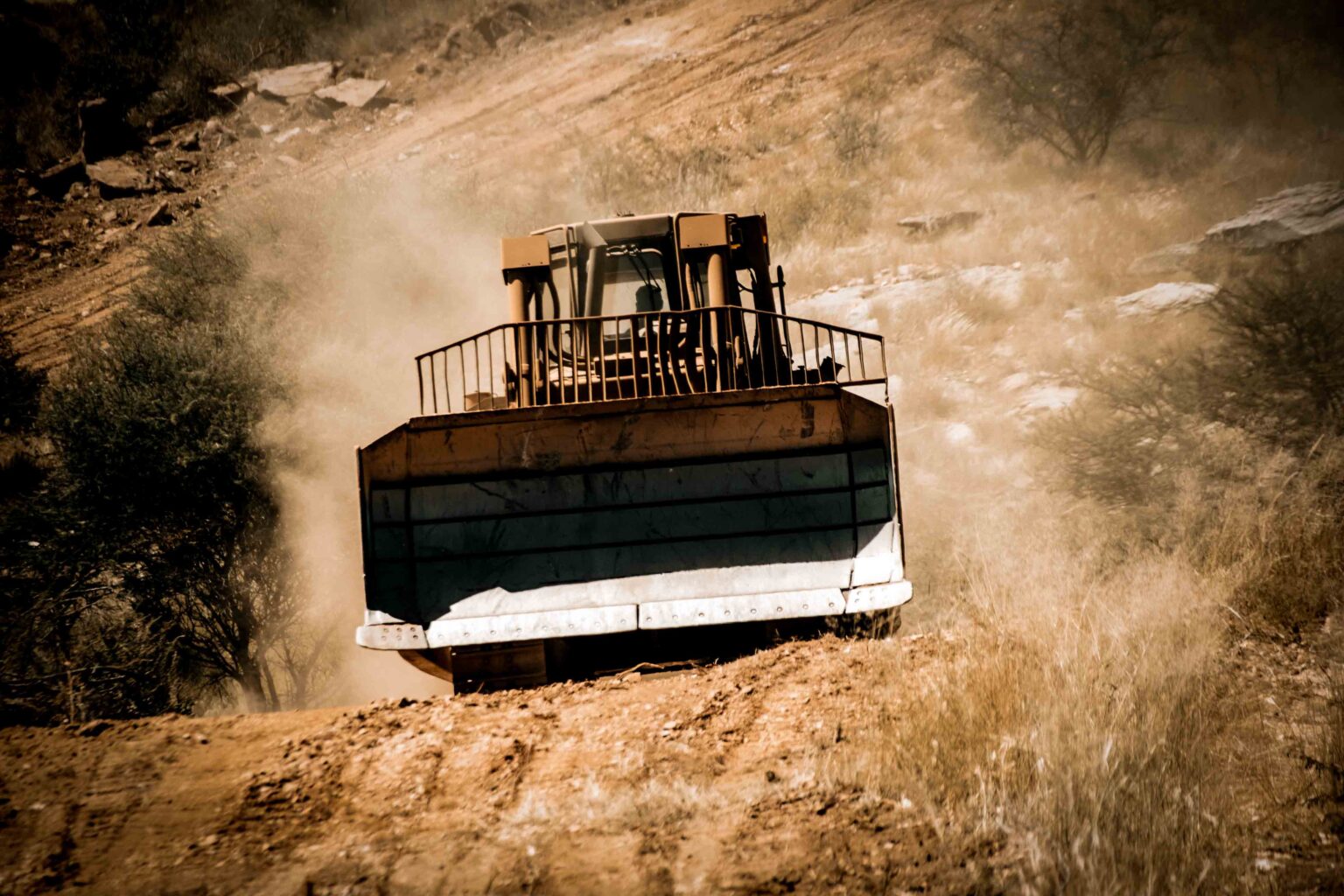 Baufahrzeug im Gelände in Namibia als Symbolbild für größere Naturschutzprojekte und praktische Projektumsetzung
