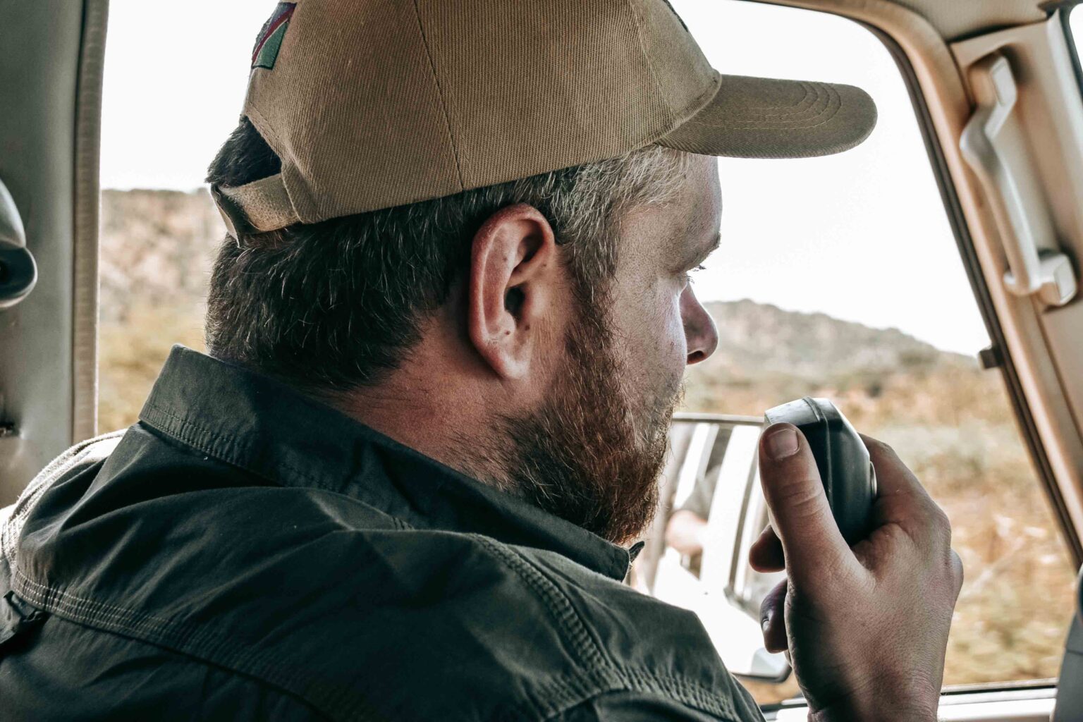 Maximilian Henrichs mit Funkgerät als Symbolbild für Projektarbeit, Naturschutz und Koordination vor Ort in Namibia