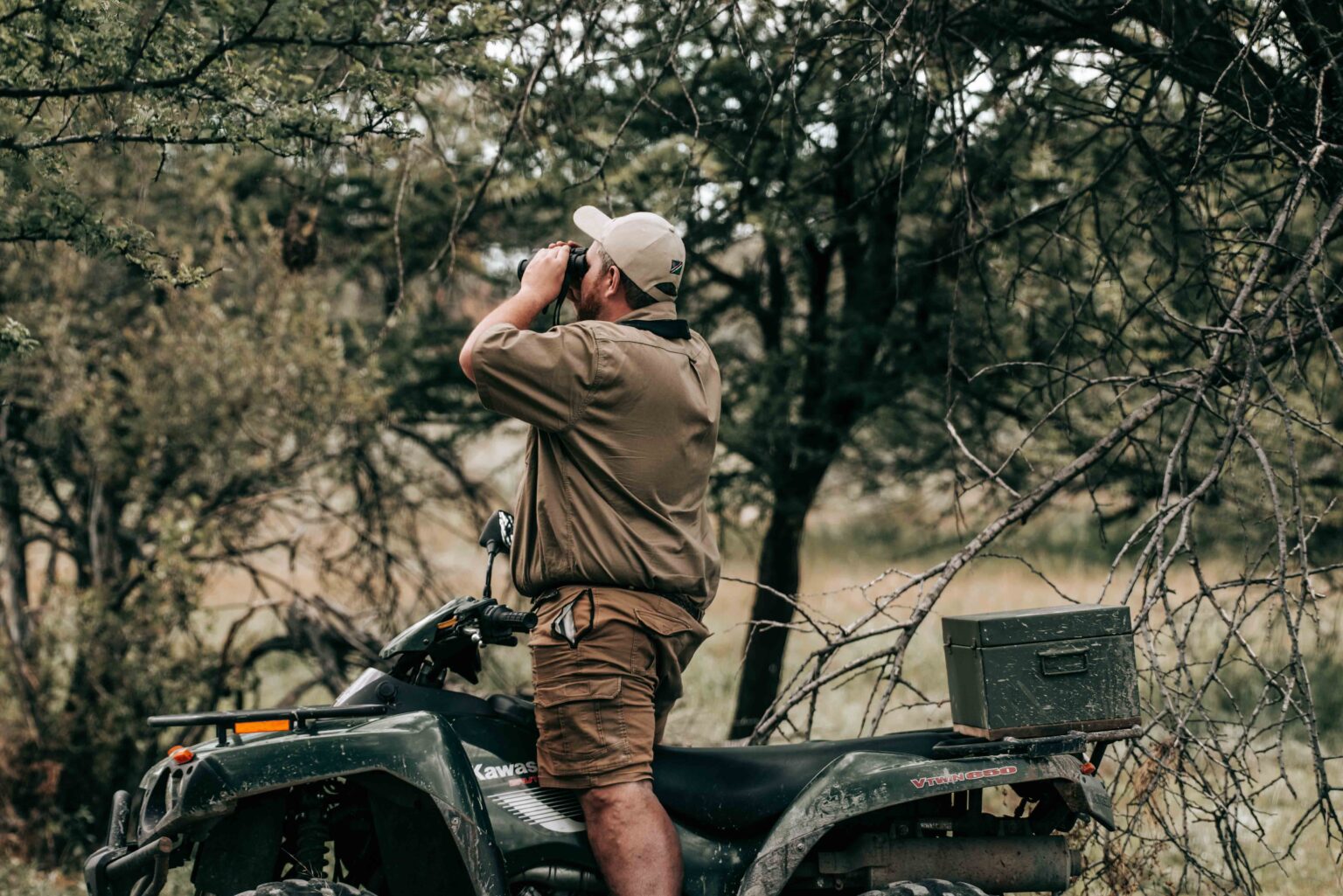 Maximilian Henrichs beobachtet eine Landschaft in Namibia als Symbolbild für geplante Natur- und Artenschutzprojekte