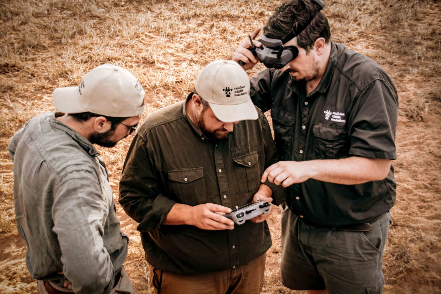 Team der Namibian Wildlife Foundation bei der Abstimmung im Gelände als Symbolbild für ein Pilotprojekt im Klima- und Naturschutz