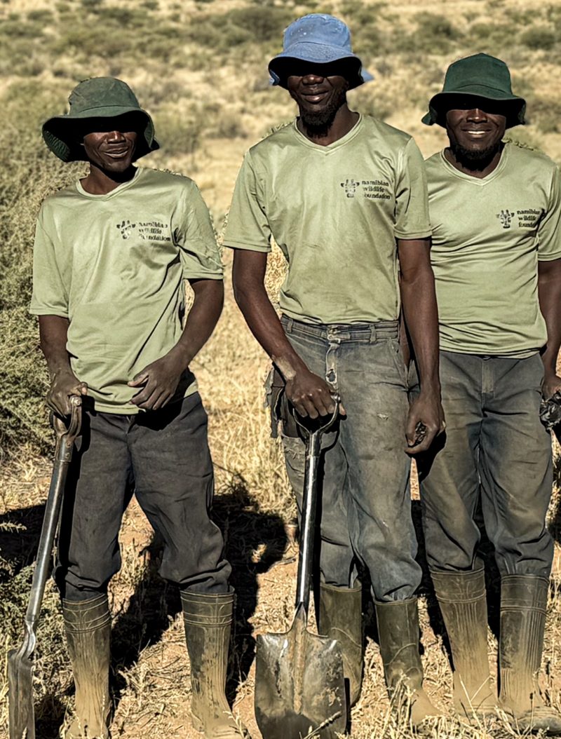 Michael, Christian und Clemens vom Green Future Pflanzteam der Namibian Wildlife Foundation beim Aufforsten in Namibia