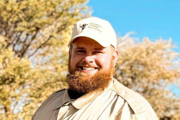 Maximilian Henrichs, Mitglied der Namibian Wildlife Foundation e.V., lächelt in die Kamera – sein Engagement für Umwelt und Artenvielfalt ist ein zentraler Pfeiler der Organisation.