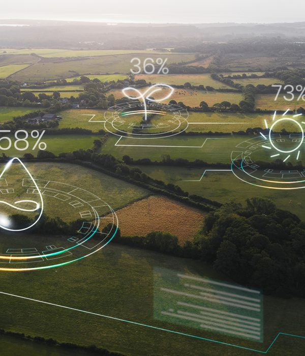 Smarte Landwirtschaft mit IoT-Datenvisualisierung – Darstellung von Sensorwerten für Bodenfeuchtigkeit, Sonnenlicht und Wachstum auf einem Agrarflugbild.
