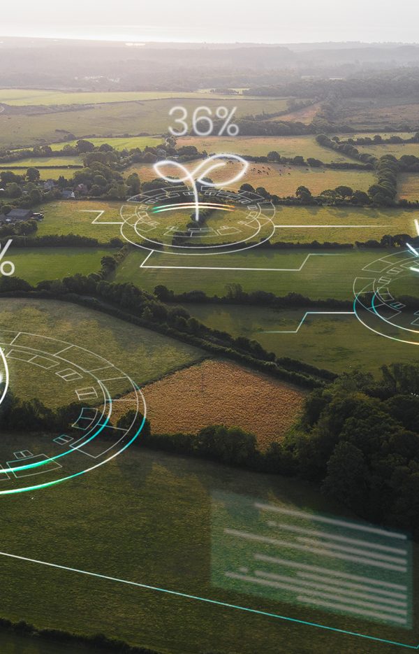 Smarte Landwirtschaft mit IoT-Datenvisualisierung – Darstellung von Sensorwerten für Bodenfeuchtigkeit, Sonnenlicht und Wachstum auf einem Agrarflugbild.